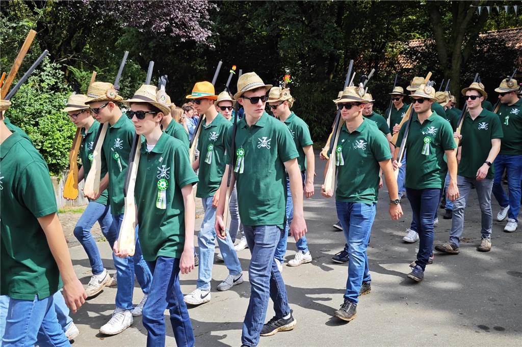 Viele befreundete Vereine aus Alstätte und Umgebung sind zum Jubiläum des Schützenvereins Schmäinghook gekommen. Alleine 15 Kutschen fuhren durch den Ort.