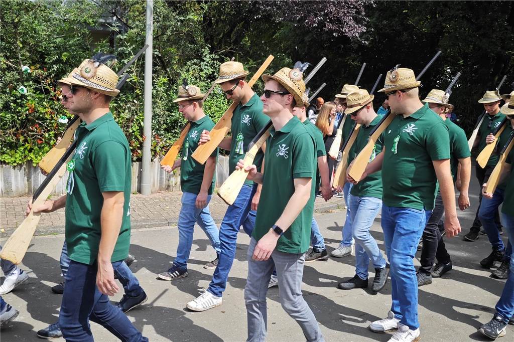 Viele befreundete Vereine aus Alstätte und Umgebung sind zum Jubiläum des Schützenvereins Schmäinghook gekommen. Alleine 15 Kutschen fuhren durch den Ort.