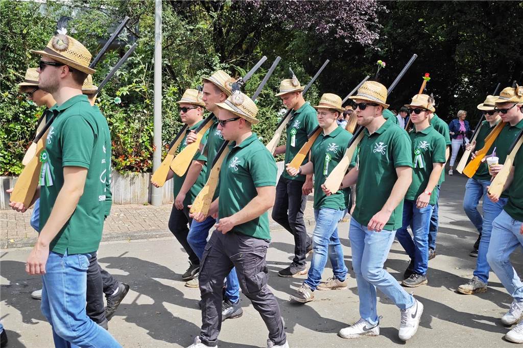Viele befreundete Vereine aus Alstätte und Umgebung sind zum Jubiläum des Schützenvereins Schmäinghook gekommen. Alleine 15 Kutschen fuhren durch den Ort.