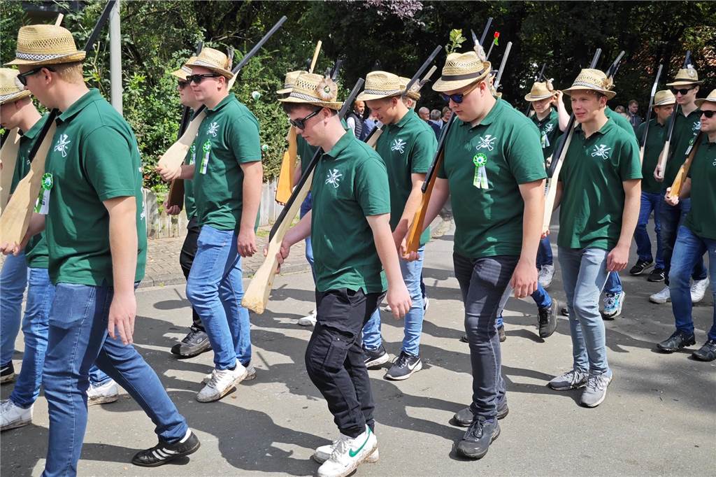 Viele befreundete Vereine aus Alstätte und Umgebung sind zum Jubiläum des Schützenvereins Schmäinghook gekommen. Alleine 15 Kutschen fuhren durch den Ort.