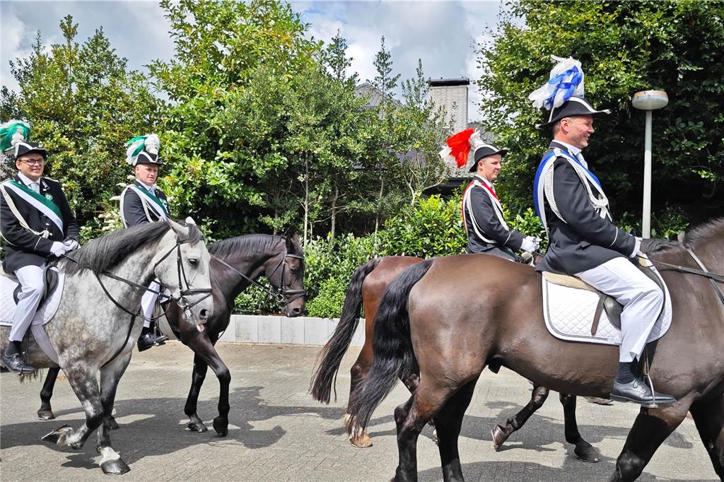 Viele befreundete Vereine aus Alstätte und Umgebung sind zum Jubiläum des Schützenvereins Schmäinghook gekommen. Alleine 15 Kutschen fuhren durch den Ort.