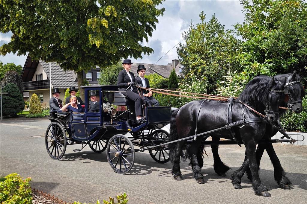 Viele befreundete Vereine aus Alstätte und Umgebung sind zum Jubiläum des Schützenvereins Schmäinghook gekommen. Alleine 15 Kutschen fuhren durch den Ort.