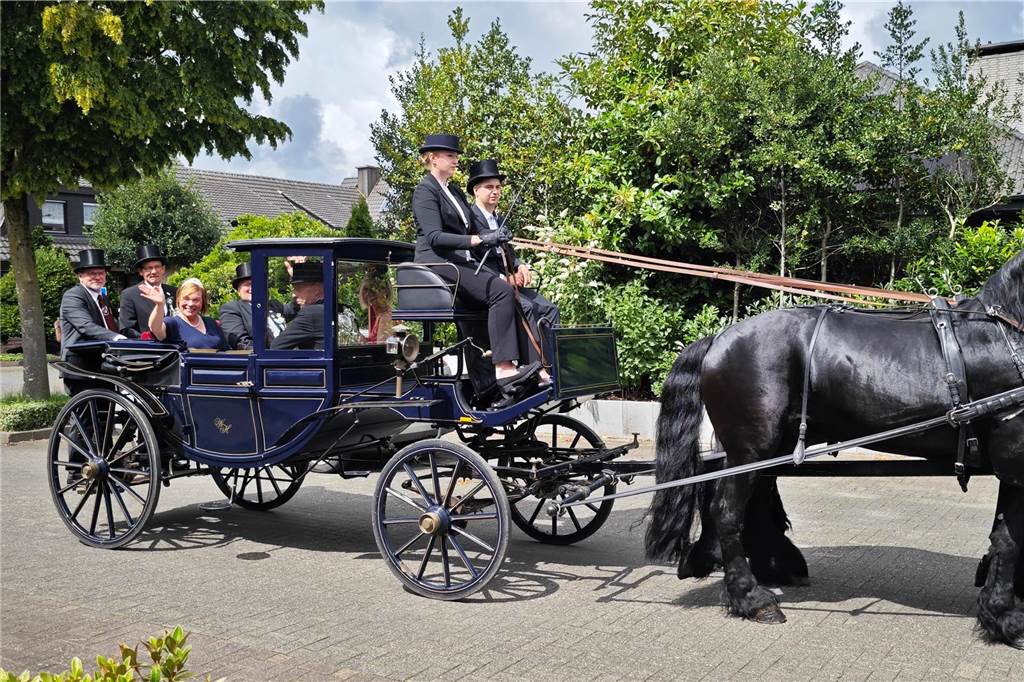 Viele befreundete Vereine aus Alstätte und Umgebung sind zum Jubiläum des Schützenvereins Schmäinghook gekommen. Alleine 15 Kutschen fuhren durch den Ort.