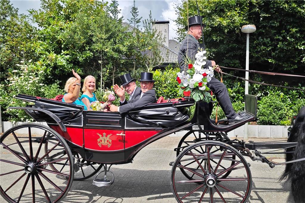 Viele befreundete Vereine aus Alstätte und Umgebung sind zum Jubiläum des Schützenvereins Schmäinghook gekommen. Alleine 15 Kutschen fuhren durch den Ort.