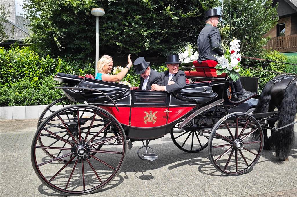 Viele befreundete Vereine aus Alstätte und Umgebung sind zum Jubiläum des Schützenvereins Schmäinghook gekommen. Alleine 15 Kutschen fuhren durch den Ort.