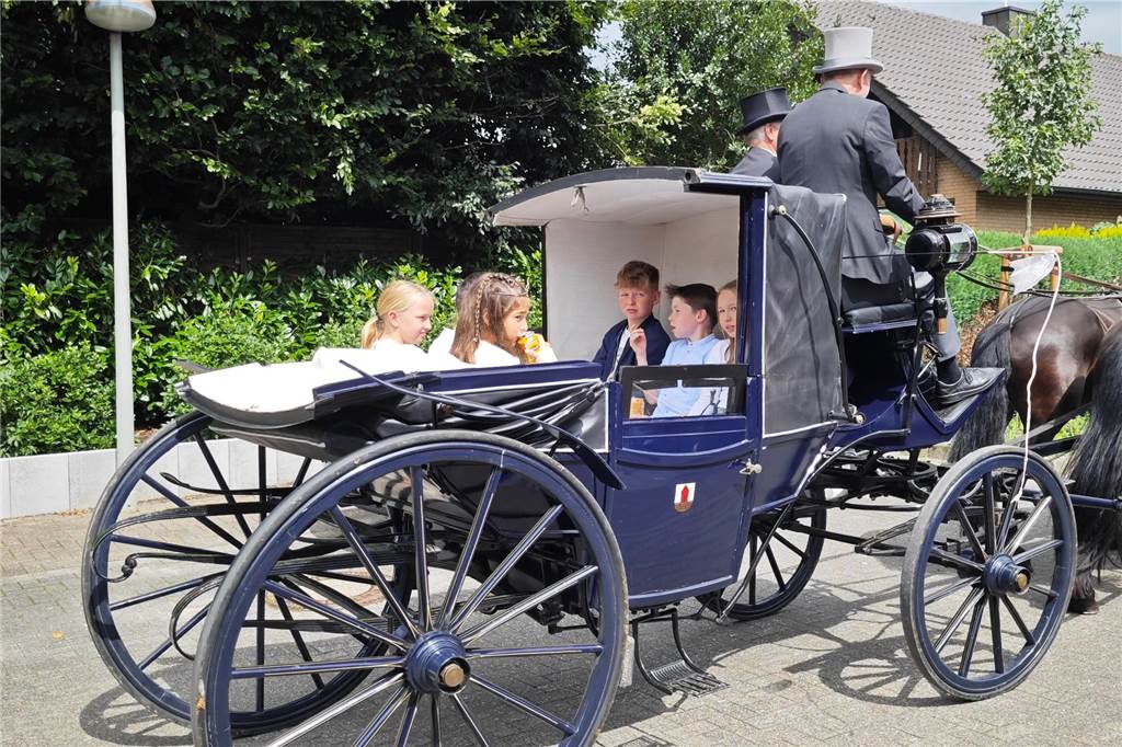 Viele befreundete Vereine aus Alstätte und Umgebung sind zum Jubiläum des Schützenvereins Schmäinghook gekommen. Alleine 15 Kutschen fuhren durch den Ort.