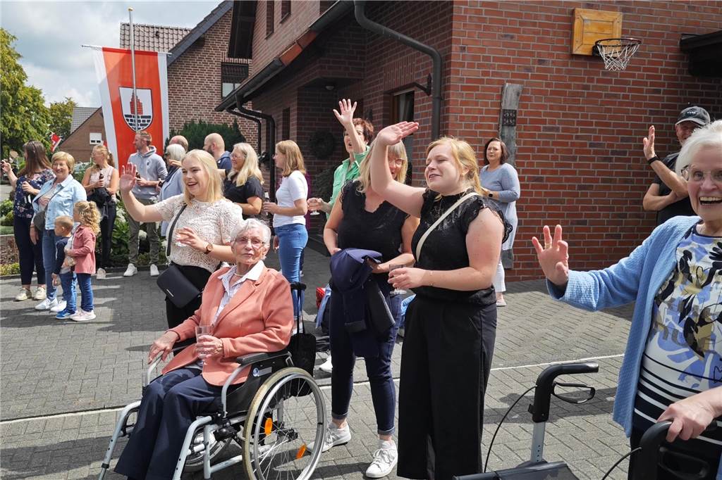 Viele befreundete Vereine aus Alstätte und Umgebung sind zum Jubiläum des Schützenvereins Schmäinghook gekommen. Alleine 15 Kutschen fuhren durch den Ort.