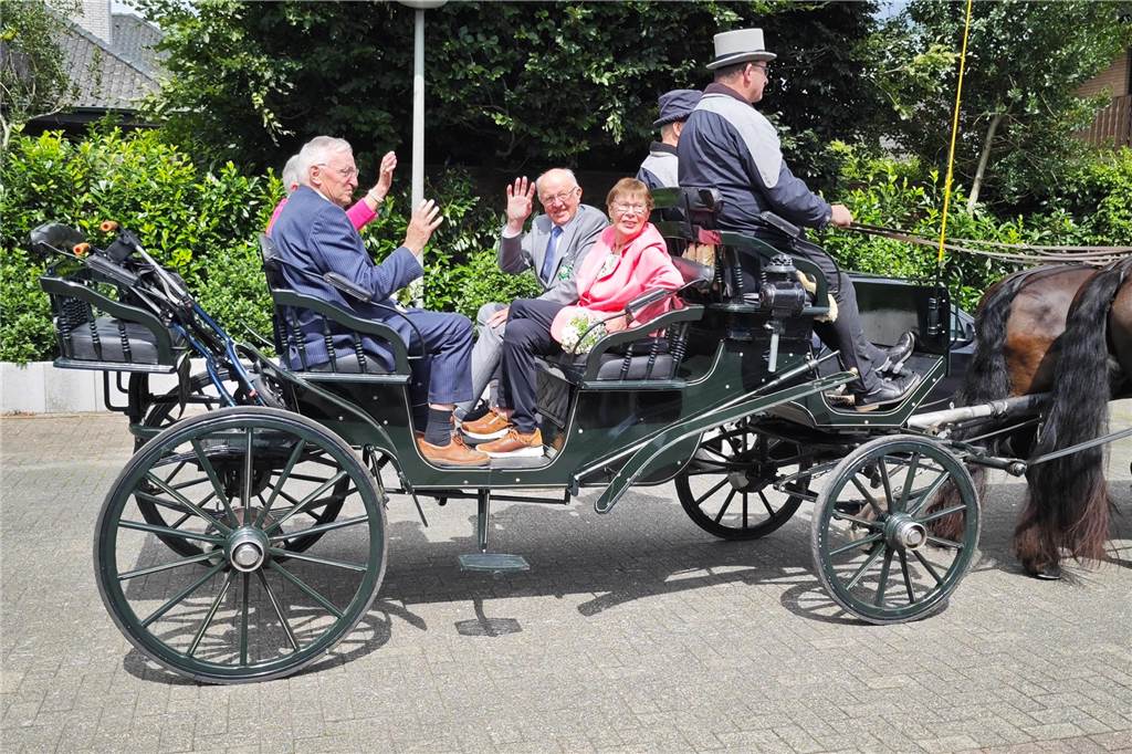 Viele befreundete Vereine aus Alstätte und Umgebung sind zum Jubiläum des Schützenvereins Schmäinghook gekommen. Alleine 15 Kutschen fuhren durch den Ort.