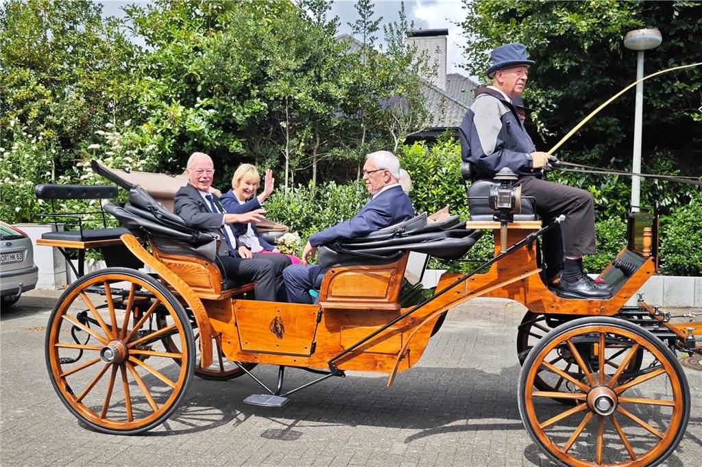 Viele befreundete Vereine aus Alstätte und Umgebung sind zum Jubiläum des Schützenvereins Schmäinghook gekommen. Alleine 15 Kutschen fuhren durch den Ort.