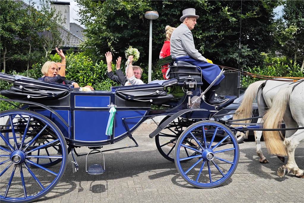 Viele befreundete Vereine aus Alstätte und Umgebung sind zum Jubiläum des Schützenvereins Schmäinghook gekommen. Alleine 15 Kutschen fuhren durch den Ort.