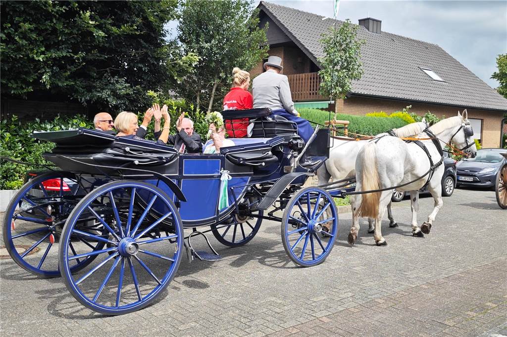 Viele befreundete Vereine aus Alstätte und Umgebung sind zum Jubiläum des Schützenvereins Schmäinghook gekommen. Alleine 15 Kutschen fuhren durch den Ort.