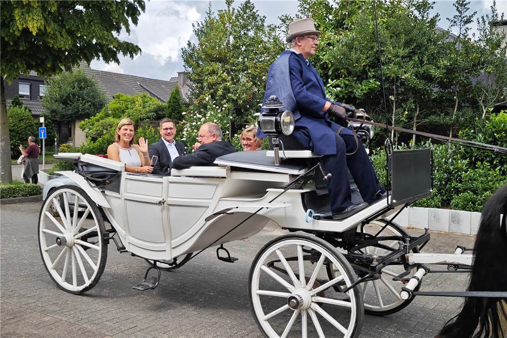 Viele befreundete Vereine aus Alstätte und Umgebung sind zum Jubiläum des Schützenvereins Schmäinghook gekommen. Alleine 15 Kutschen fuhren durch den Ort.