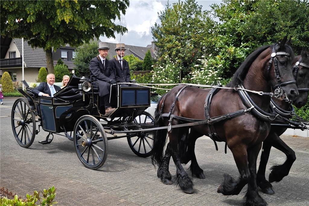Viele befreundete Vereine aus Alstätte und Umgebung sind zum Jubiläum des Schützenvereins Schmäinghook gekommen. Alleine 15 Kutschen fuhren durch den Ort.