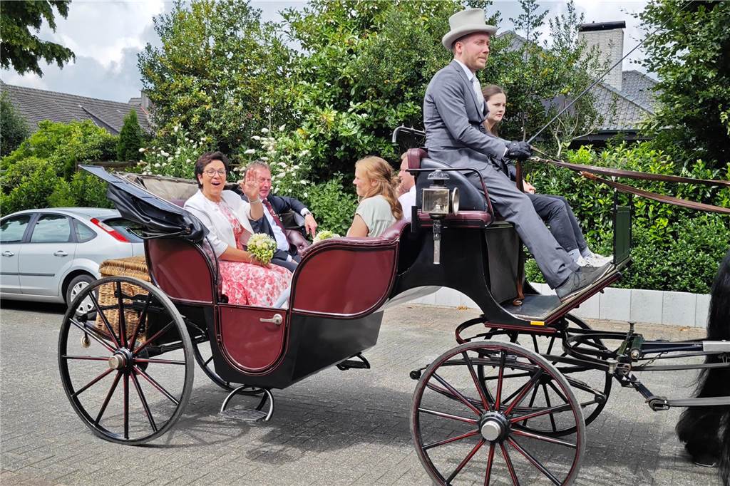 Viele befreundete Vereine aus Alstätte und Umgebung sind zum Jubiläum des Schützenvereins Schmäinghook gekommen. Alleine 15 Kutschen fuhren durch den Ort.