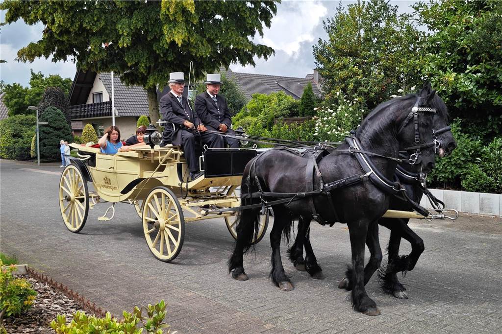 Viele befreundete Vereine aus Alstätte und Umgebung sind zum Jubiläum des Schützenvereins Schmäinghook gekommen. Alleine 15 Kutschen fuhren durch den Ort.