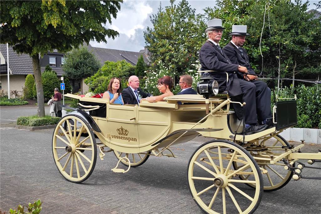 Viele befreundete Vereine aus Alstätte und Umgebung sind zum Jubiläum des Schützenvereins Schmäinghook gekommen. Alleine 15 Kutschen fuhren durch den Ort.