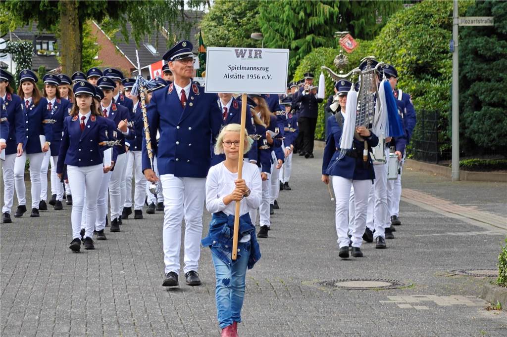Viele befreundete Vereine aus Alstätte und Umgebung sind zum Jubiläum des Schützenvereins Schmäinghook gekommen. Alleine 15 Kutschen fuhren durch den Ort.
