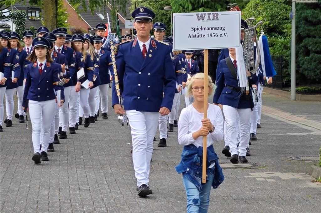 Viele befreundete Vereine aus Alstätte und Umgebung sind zum Jubiläum des Schützenvereins Schmäinghook gekommen. Alleine 15 Kutschen fuhren durch den Ort.