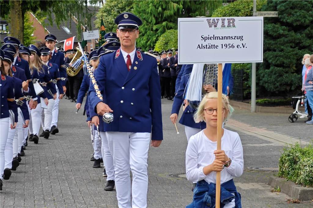 Viele befreundete Vereine aus Alstätte und Umgebung sind zum Jubiläum des Schützenvereins Schmäinghook gekommen. Alleine 15 Kutschen fuhren durch den Ort.
