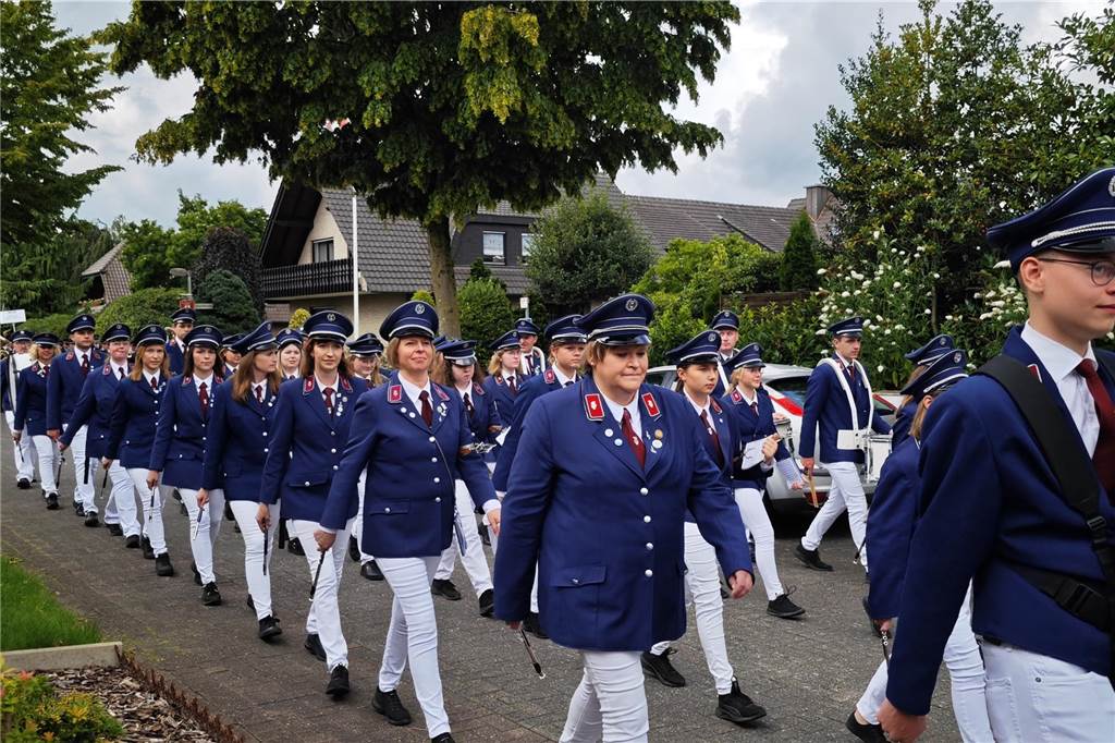 Viele befreundete Vereine aus Alstätte und Umgebung sind zum Jubiläum des Schützenvereins Schmäinghook gekommen. Alleine 15 Kutschen fuhren durch den Ort.