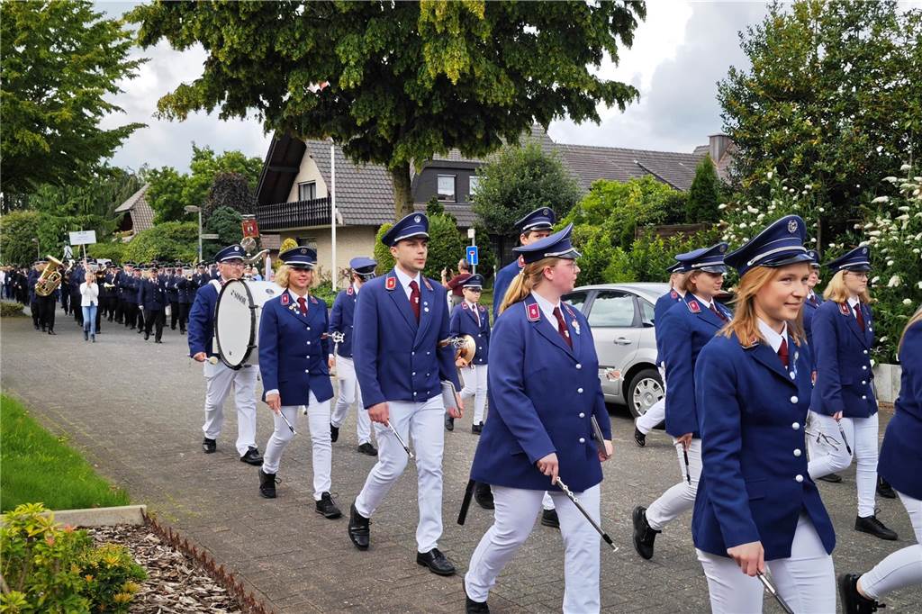 Viele befreundete Vereine aus Alstätte und Umgebung sind zum Jubiläum des Schützenvereins Schmäinghook gekommen. Alleine 15 Kutschen fuhren durch den Ort.