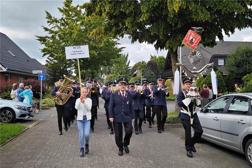 Viele befreundete Vereine aus Alstätte und Umgebung sind zum Jubiläum des Schützenvereins Schmäinghook gekommen. Alleine 15 Kutschen fuhren durch den Ort.