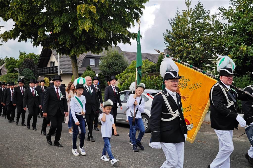 Viele befreundete Vereine aus Alstätte und Umgebung sind zum Jubiläum des Schützenvereins Schmäinghook gekommen. Alleine 15 Kutschen fuhren durch den Ort.