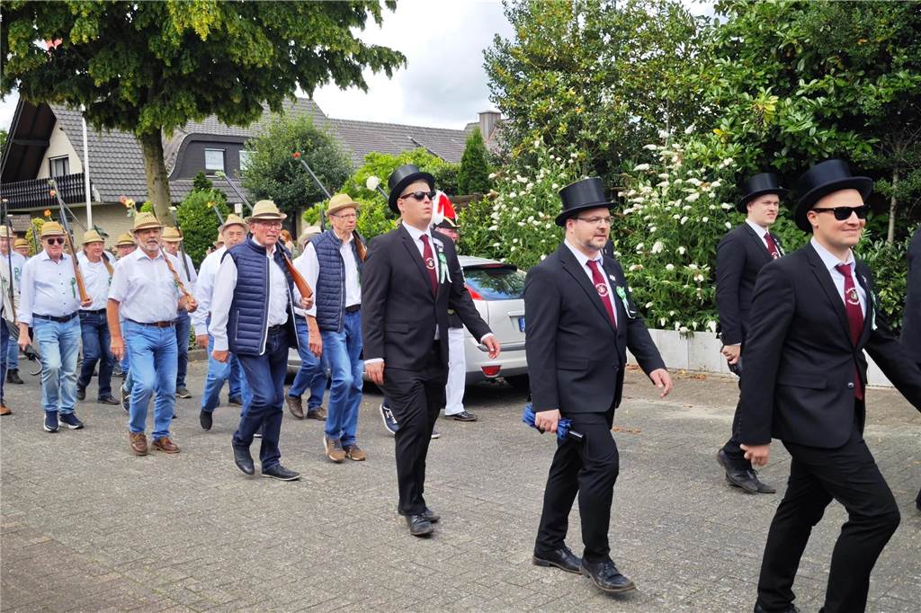 Viele befreundete Vereine aus Alstätte und Umgebung sind zum Jubiläum des Schützenvereins Schmäinghook gekommen. Alleine 15 Kutschen fuhren durch den Ort.