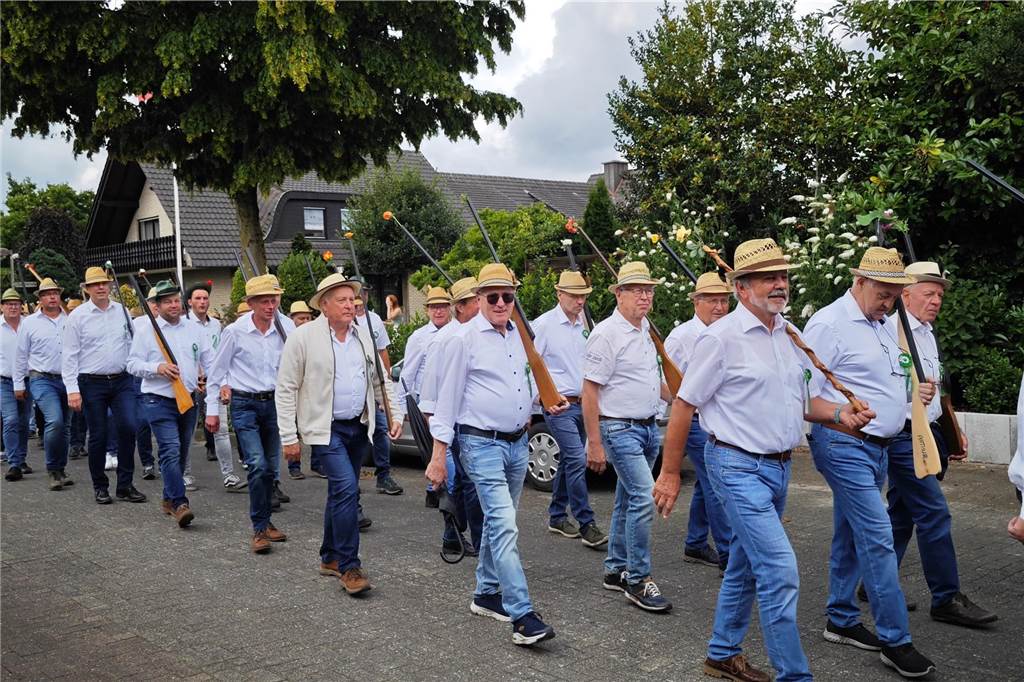 Viele befreundete Vereine aus Alstätte und Umgebung sind zum Jubiläum des Schützenvereins Schmäinghook gekommen. Alleine 15 Kutschen fuhren durch den Ort.