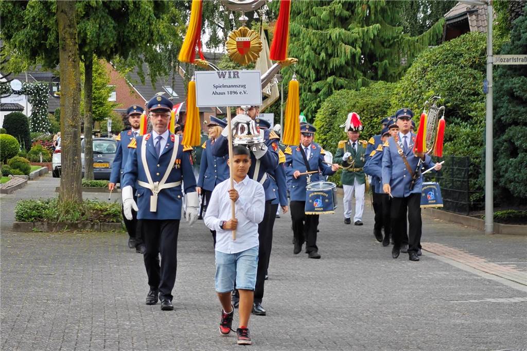 Viele befreundete Vereine aus Alstätte und Umgebung sind zum Jubiläum des Schützenvereins Schmäinghook gekommen. Alleine 15 Kutschen fuhren durch den Ort.