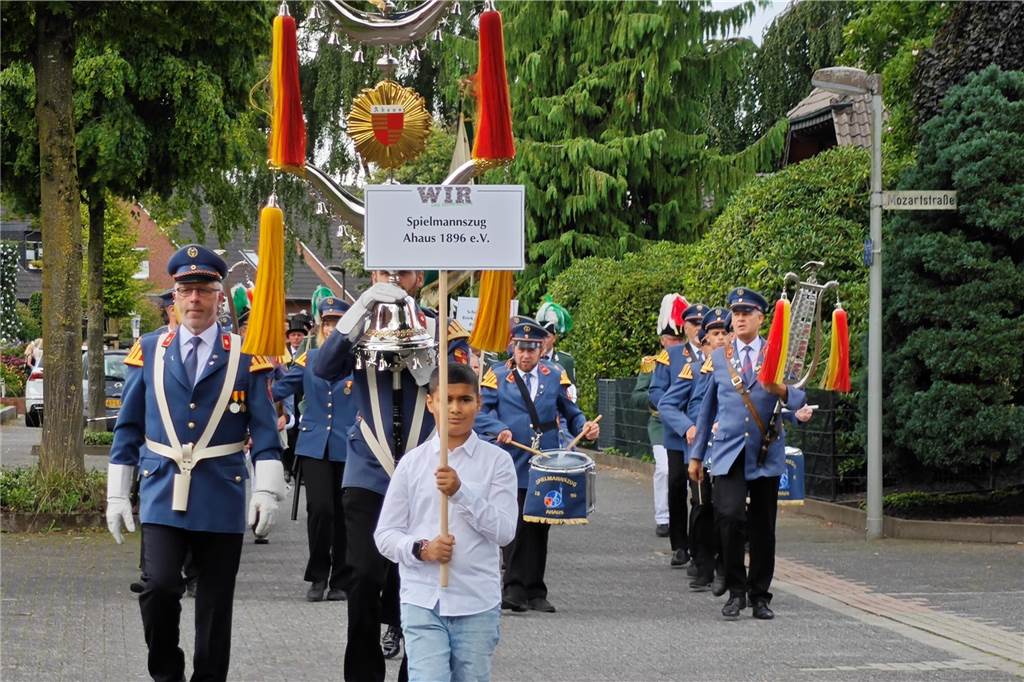 Viele befreundete Vereine aus Alstätte und Umgebung sind zum Jubiläum des Schützenvereins Schmäinghook gekommen. Alleine 15 Kutschen fuhren durch den Ort.