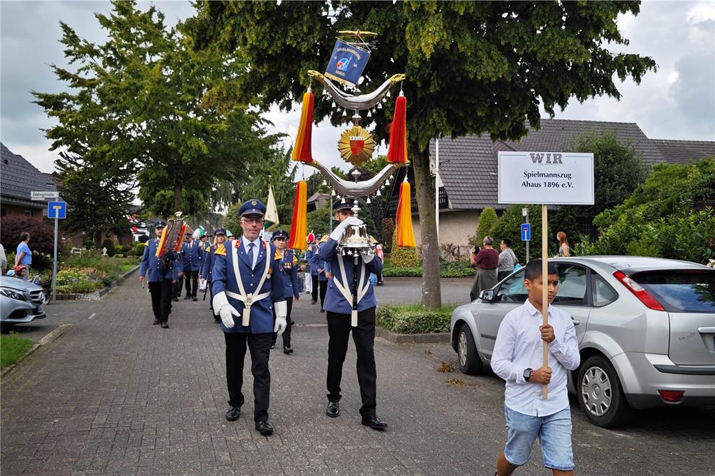 Viele befreundete Vereine aus Alstätte und Umgebung sind zum Jubiläum des Schützenvereins Schmäinghook gekommen. Alleine 15 Kutschen fuhren durch den Ort.