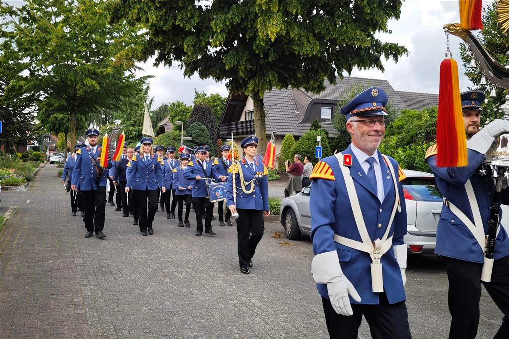 Viele befreundete Vereine aus Alstätte und Umgebung sind zum Jubiläum des Schützenvereins Schmäinghook gekommen. Alleine 15 Kutschen fuhren durch den Ort.