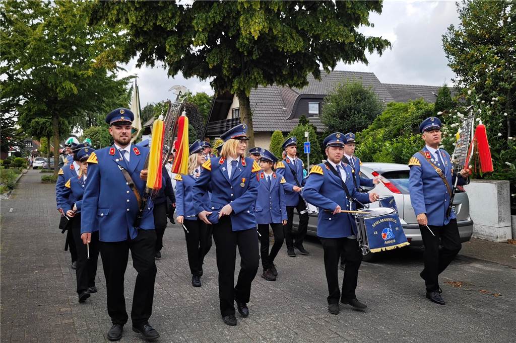 Viele befreundete Vereine aus Alstätte und Umgebung sind zum Jubiläum des Schützenvereins Schmäinghook gekommen. Alleine 15 Kutschen fuhren durch den Ort.