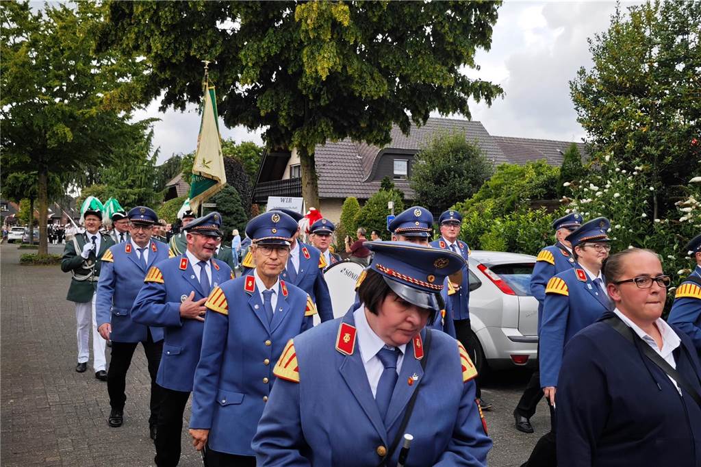 Viele befreundete Vereine aus Alstätte und Umgebung sind zum Jubiläum des Schützenvereins Schmäinghook gekommen. Alleine 15 Kutschen fuhren durch den Ort.