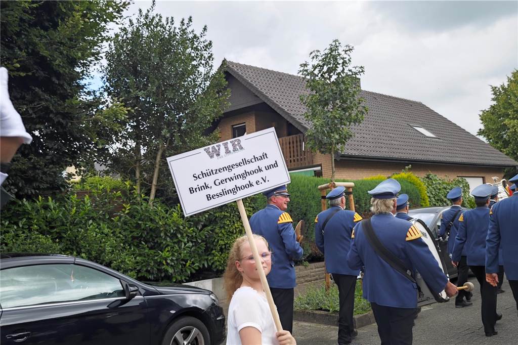 Viele befreundete Vereine aus Alstätte und Umgebung sind zum Jubiläum des Schützenvereins Schmäinghook gekommen. Alleine 15 Kutschen fuhren durch den Ort.