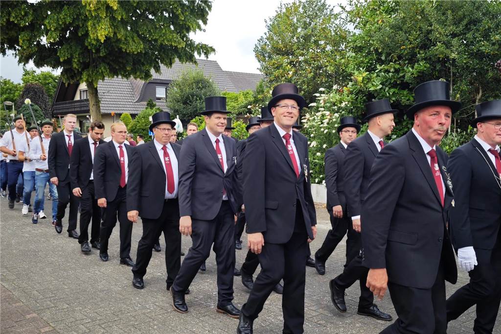 Viele befreundete Vereine aus Alstätte und Umgebung sind zum Jubiläum des Schützenvereins Schmäinghook gekommen. Alleine 15 Kutschen fuhren durch den Ort.