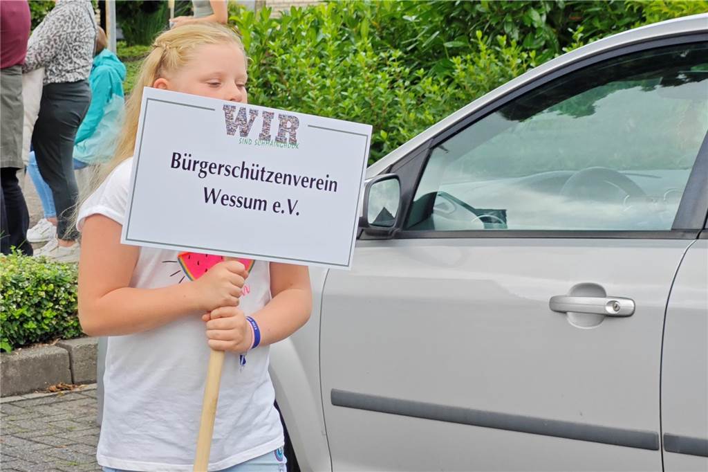 Viele befreundete Vereine aus Alstätte und Umgebung sind zum Jubiläum des Schützenvereins Schmäinghook gekommen. Alleine 15 Kutschen fuhren durch den Ort.
