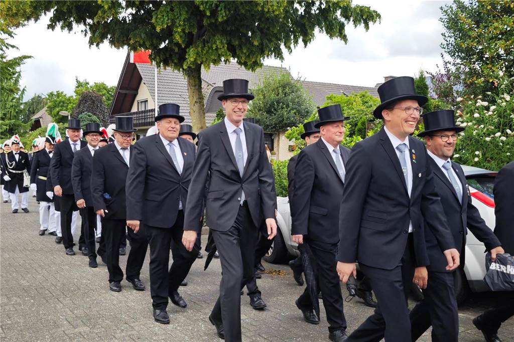 Viele befreundete Vereine aus Alstätte und Umgebung sind zum Jubiläum des Schützenvereins Schmäinghook gekommen. Alleine 15 Kutschen fuhren durch den Ort.