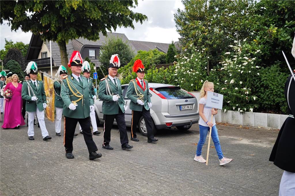 Viele befreundete Vereine aus Alstätte und Umgebung sind zum Jubiläum des Schützenvereins Schmäinghook gekommen. Alleine 15 Kutschen fuhren durch den Ort.