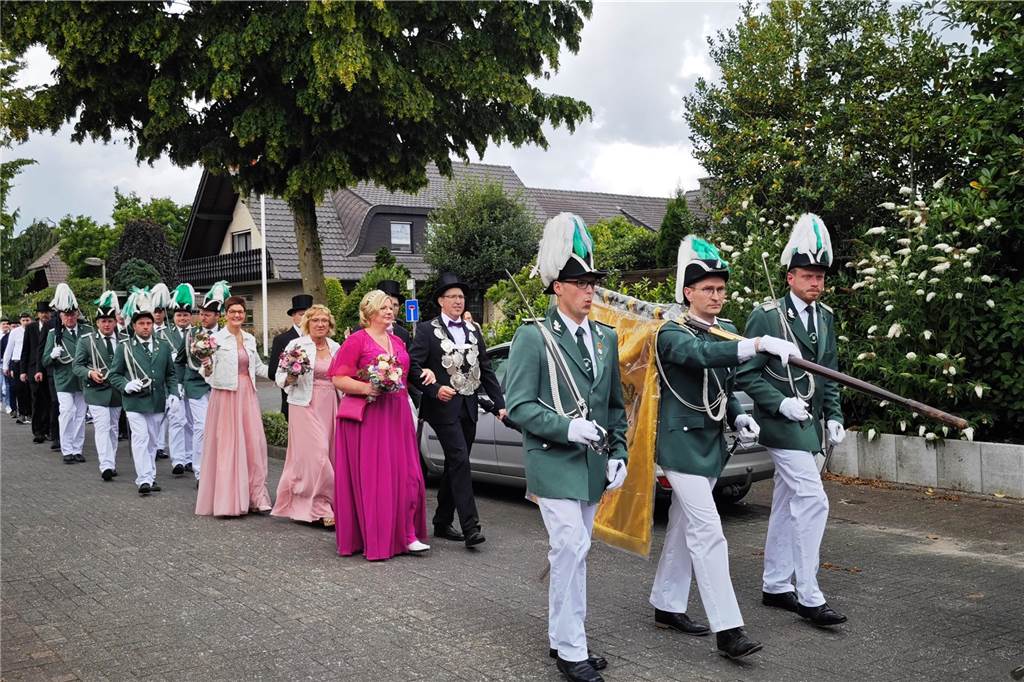 Viele befreundete Vereine aus Alstätte und Umgebung sind zum Jubiläum des Schützenvereins Schmäinghook gekommen. Alleine 15 Kutschen fuhren durch den Ort.