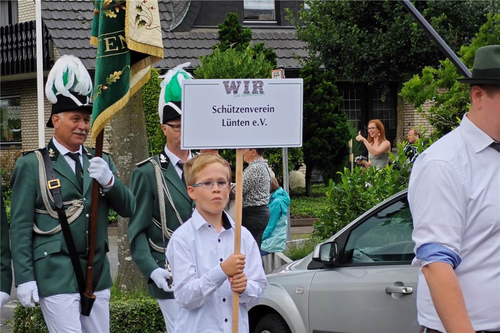 Viele befreundete Vereine aus Alstätte und Umgebung sind zum Jubiläum des Schützenvereins Schmäinghook gekommen. Alleine 15 Kutschen fuhren durch den Ort.