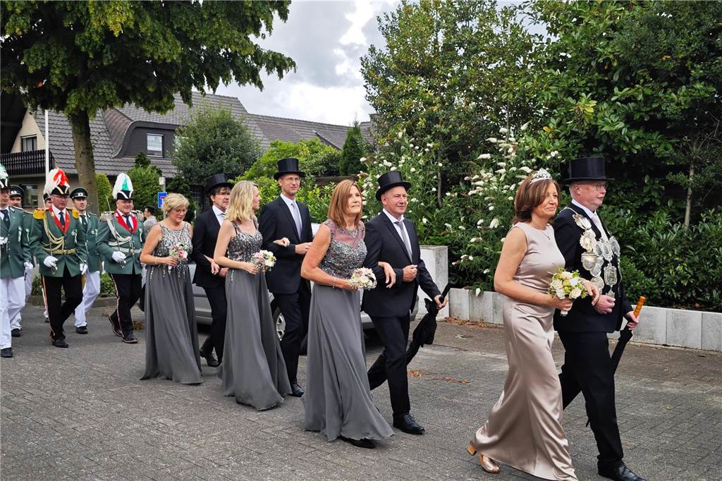 Viele befreundete Vereine aus Alstätte und Umgebung sind zum Jubiläum des Schützenvereins Schmäinghook gekommen. Alleine 15 Kutschen fuhren durch den Ort.