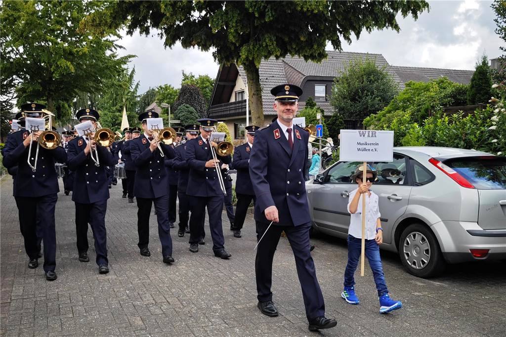 Viele befreundete Vereine aus Alstätte und Umgebung sind zum Jubiläum des Schützenvereins Schmäinghook gekommen. Alleine 15 Kutschen fuhren durch den Ort.