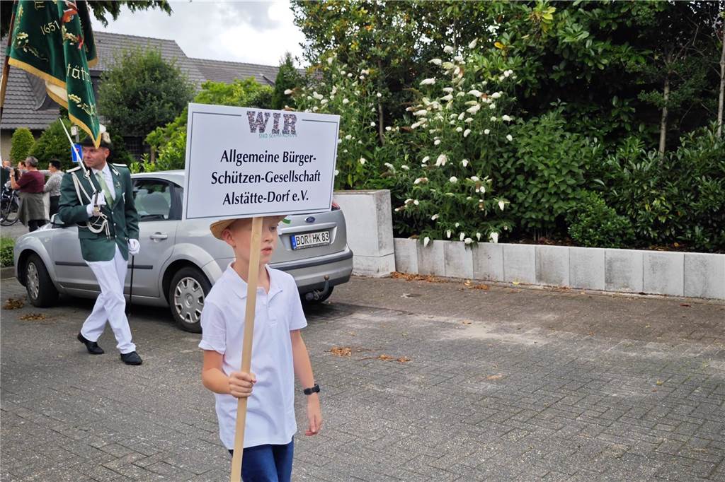 Viele befreundete Vereine aus Alstätte und Umgebung sind zum Jubiläum des Schützenvereins Schmäinghook gekommen. Alleine 15 Kutschen fuhren durch den Ort.