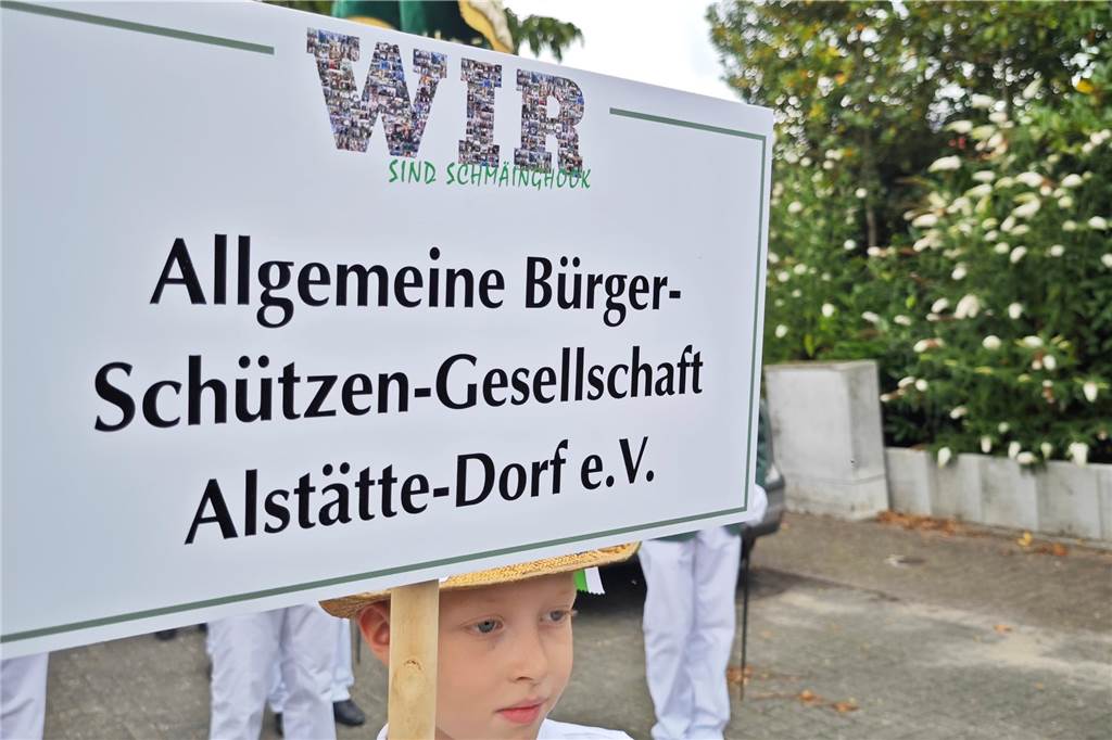 Viele befreundete Vereine aus Alstätte und Umgebung sind zum Jubiläum des Schützenvereins Schmäinghook gekommen. Alleine 15 Kutschen fuhren durch den Ort.