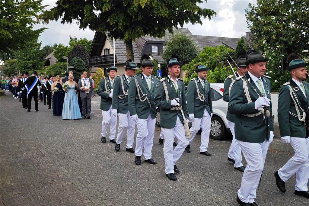 Viele befreundete Vereine aus Alstätte und Umgebung sind zum Jubiläum des Schützenvereins Schmäinghook gekommen. Alleine 15 Kutschen fuhren durch den Ort.