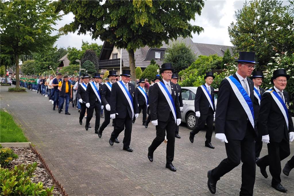 Viele befreundete Vereine aus Alstätte und Umgebung sind zum Jubiläum des Schützenvereins Schmäinghook gekommen. Alleine 15 Kutschen fuhren durch den Ort.