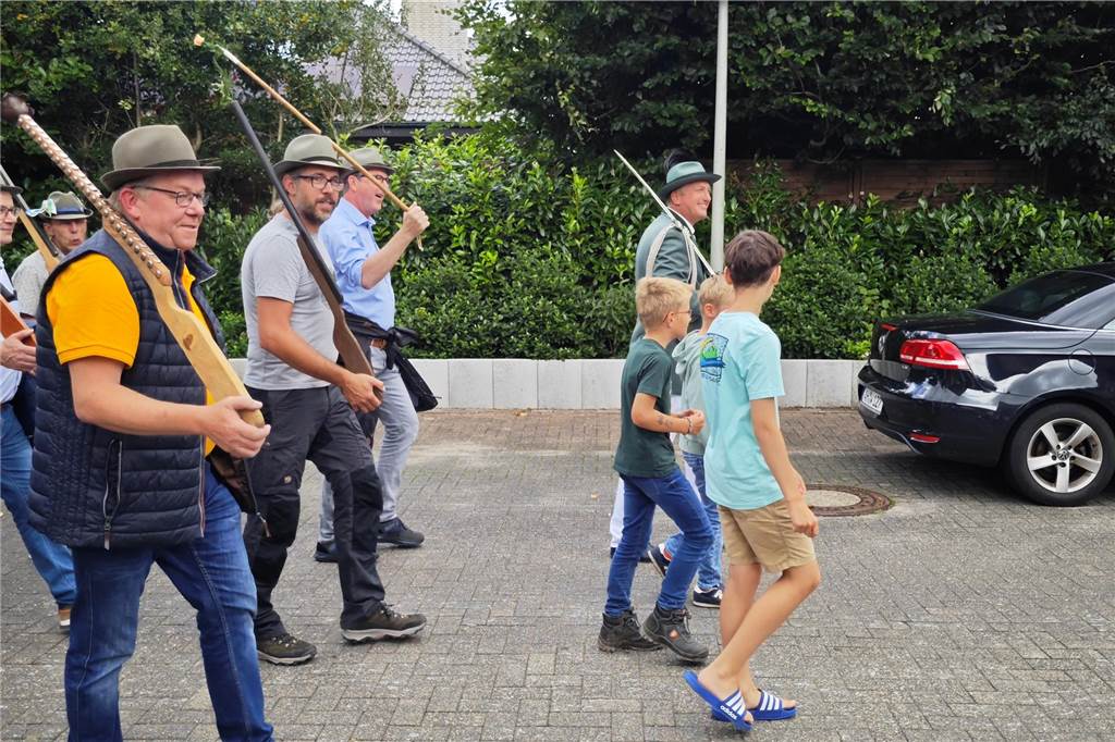 Viele befreundete Vereine aus Alstätte und Umgebung sind zum Jubiläum des Schützenvereins Schmäinghook gekommen. Alleine 15 Kutschen fuhren durch den Ort.