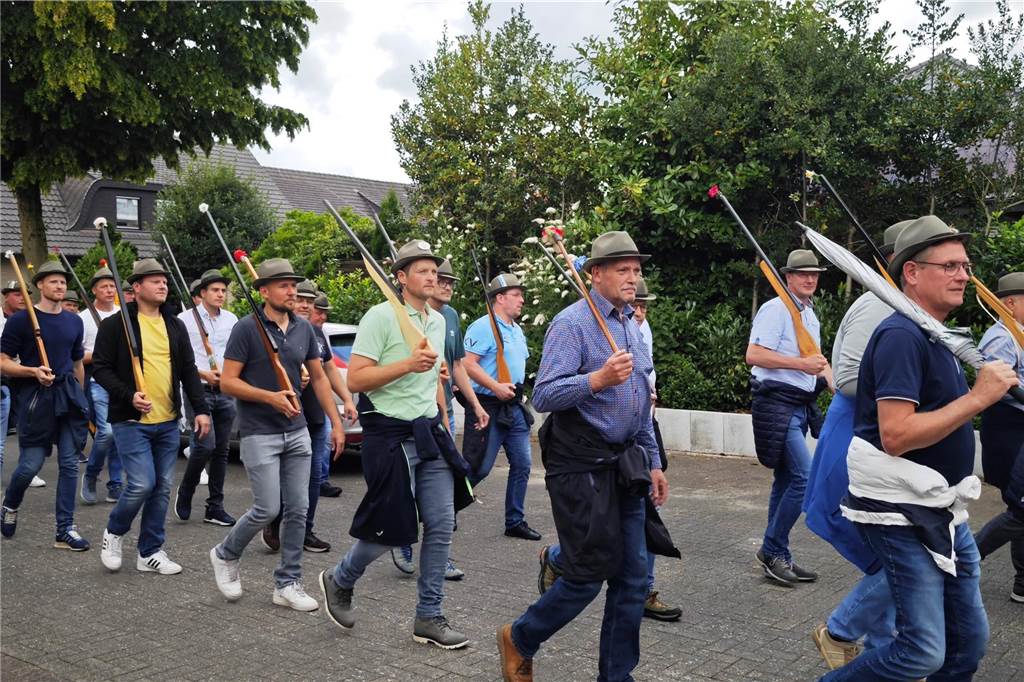 Viele befreundete Vereine aus Alstätte und Umgebung sind zum Jubiläum des Schützenvereins Schmäinghook gekommen. Alleine 15 Kutschen fuhren durch den Ort.